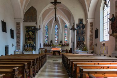 Fugen, Avusturya. 18 Ağustos 2017. Avusturya 'daki Zillertal Vadisi' nin nüfusu. Çok sayıda çiçekle süslenmiş güzel evleri olan tipik bir Tipik Tirol köyü..