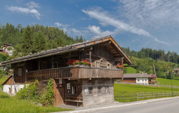 奥地利富根 2017年8月18日 奥地利蒂罗尔Zillertal山谷的人口 典型的提洛林村 漂亮的房子装饰着许多花 — 图库照片