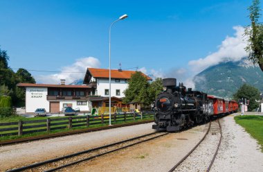 Avusturya, Zillertal 'da. 9 Eylül 2017. Buhar treni Zillertal Vadisi 'nden geçiyor. Tipik Tirol Vadisi' ne güzel bir ziyarette bulunuyor..