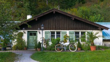 Tipik bir Alman köy evi, eski bir bisikletle birlikte. Tipik bir Alman köyü evi, eski bir bisikletle birlikte. Neuschwanstein şatosunun yanında bir sürü bitki bulunan kır evi..