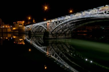 Sevilla, İspanya. 17 Şubat 2017. Sevilla 'daki Triana Köprüsü Sevilla' nın en güzel gecelerinden birinde gece görüldü..