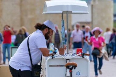 Cordoba, İspanya. 10 Mayıs 2018. Cordoba 'da hayat devam ediyor. Cordoba 'daki Roma köprüsünde başıboş dondurma satıcısı..