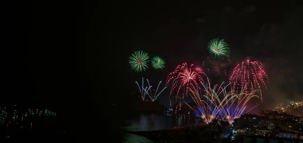 Augusztus Este Tűzijáték Almunecarban Híres Zenei Tűzijáték Hogy Lezárja Augusztusi — Stock Fotó
