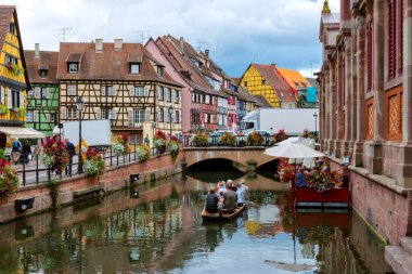 Colmar, Fransa. 30 Ağustos 2018. Petite Venice, su kanalı ve geleneksel yarım keresteli evler. Colmar Fransa 'nın Alsace şehrinde hoş bir kasabadır. Renkli romantik şehrin güzel manzarası Colmar, Alsace