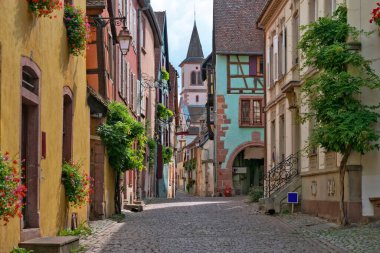 Riquewihr, Fransa. 30 Ağustos 2018 Fransa 'nın en güzel köyleri geleneksel evleri olan renkli Riquewihr. Alsace