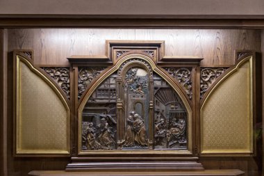 Bir katedralde dindar bir üçlemeci, bir sanat harikası. Duvarda tasvir edilen dini resimler.