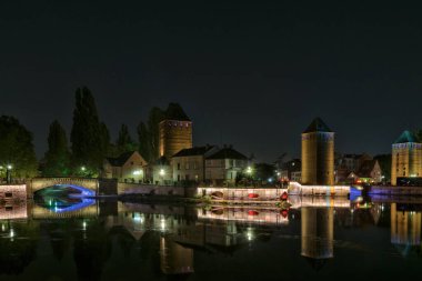 Strasbourg kanalları gece yapay ışıkla aydınlatılıyor. Strasbourg köprüleri ve kuleleri kanala yansıdı.