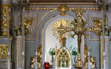 San Jose Mağaraları, İspanya, 21 Mart 2019 Bir kilisenin mihrabında haç. Kilisenin mihrabına yerleştirilen kitleler için kullanılan büyük altın haç..