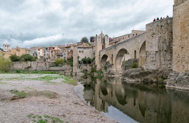 Besalu, İspanya. Nisan, 03, 2019. Aynı isimdeki ünlü Katalan köprüsü. Bir ortaçağ köyünün taş köprüsü..
