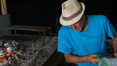 Almuecar, Costa Tropical 'de sardalya tükürüğü. Esparto, Endülüs kıyılarında sardalya yapmanın tipik bir yoludur..