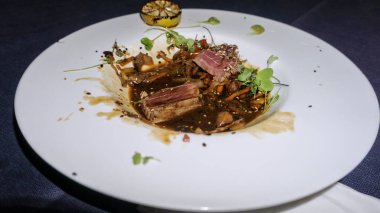 Soya soslu ton balığı Almunecar 'da bir restoranda servis ediliyor..