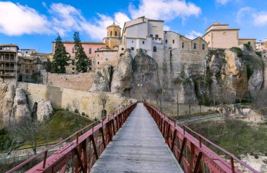 Cuenca, İspanya. Şubat, 2017. Evleri asılı güzel bir şehir. Castilla la la Mancha tarihi merkezi ve asma evleri ile ünlüdür..