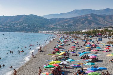 Almunecar, İspanya. 26 Temmuz 2020. COVID19 plajlarındaki sosyal mesafeye uymuyor. Plajda maskesi olmayan insanlar COVID19 önleme tedbirlerine uymuyor..