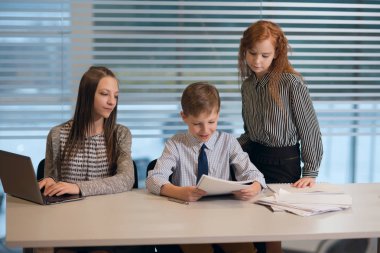 İnsanlar ofiste iş