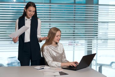 İnsanlar ofiste iş