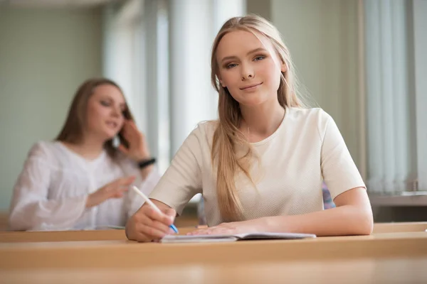 Student meisjes zitten aan een bureau — Stockfoto