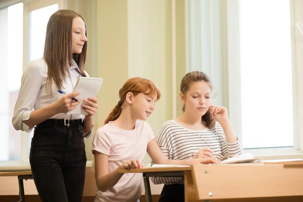 3 estudantes meninas estão sentadas em uma mesa — Fotografia de Stock