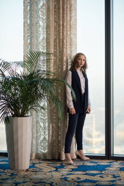 Kız koridorda duran