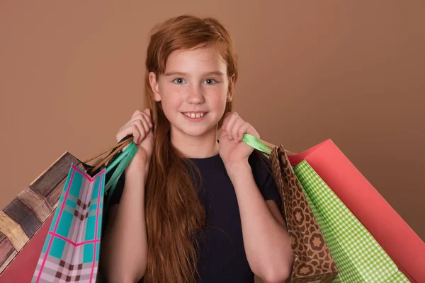 Kızlar alışverişe gitmek, Satın almak ve şeyler ölçmek — Stok fotoğraf