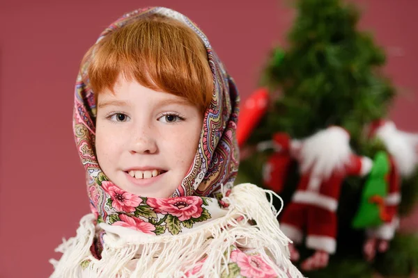 La chica en el lado de la chimenea blanca, decorar un árbol de Navidad con juguetes —  Fotos de Stock