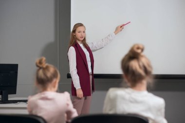 İnsanlar ofiste iş