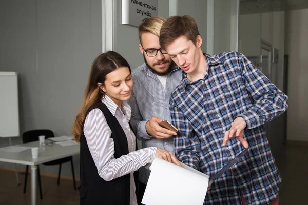 3 personas trabajan en la oficina — Foto de Stock