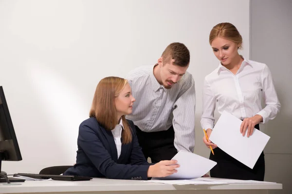 Equipo de negocios en la oficina para discutir el proyecto — Foto de Stock