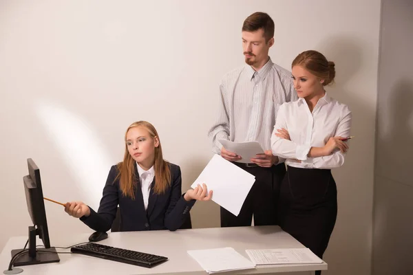 Equipo de negocios en la oficina para discutir el proyecto — Foto de Stock