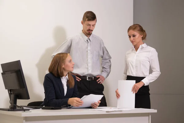 3 personas trabajan en la oficina — Foto de Stock