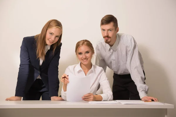 3 personas trabajan en la oficina — Foto de Stock