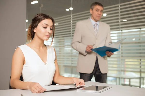 Un hombre y una mujer trabajan en una oficina y hablan — Foto de Stock