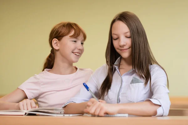 Meninas estudante estão sentados em uma mesa — Fotografia de Stock