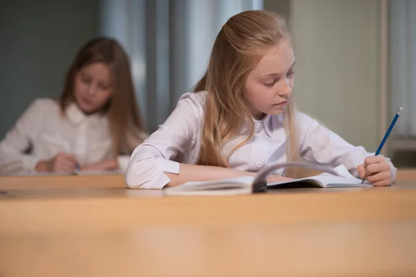 Student dziewczyny siedzą przy biurku — Zdjęcie stockowe