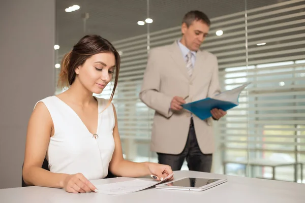 Un hombre y una mujer trabajan en una oficina y hablan — Foto de Stock