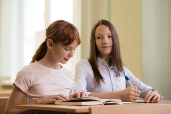 2 student meisjes zitten aan een bureau — Stockfoto