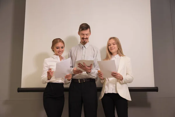 3 personas trabajan en la oficina — Foto de Stock