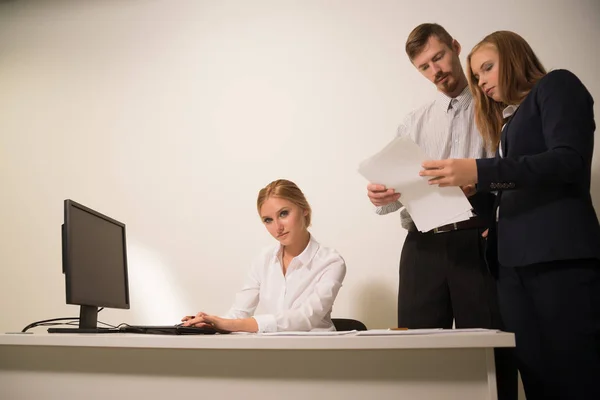 3 personas trabajan en la oficina — Foto de Stock