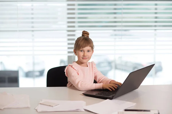 캐주얼 옷에 젊은 여자 사업가, 한 테이블에 앉아 밀접 하 게 보고 문서, 컴퓨터에서 작업 — 스톡 사진