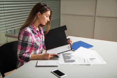 rahat kıyafet oturan gözlüklü genç iş kadını kız tablo bakmak dikkatli belgili tanımlık evrak 