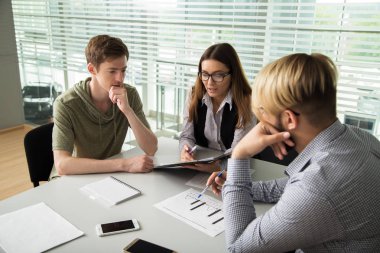 İnsanlar ofiste iş