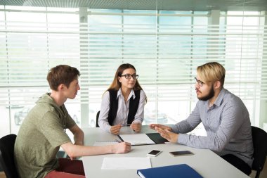 İnsanlar ofiste iş