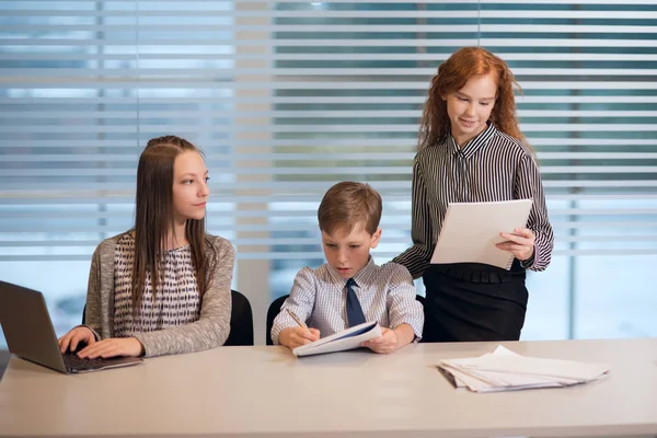 Les gens travaillent dans le bureau — Photo