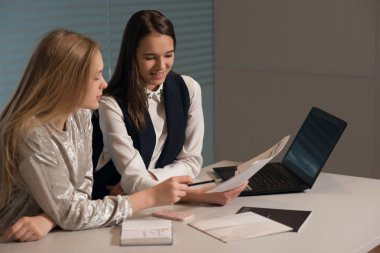 İnsanlar ofiste iş