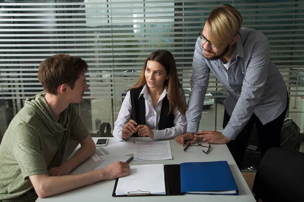 3 personas trabajan en la oficina — Foto de Stock