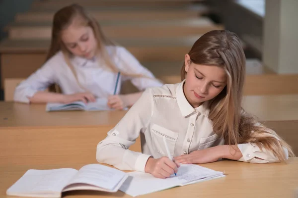 Student dziewczyny siedzą przy biurku — Zdjęcie stockowe