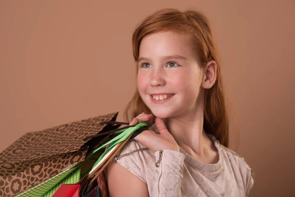 Meninas ir às compras, comprar e medir as coisas — Fotografia de Stock