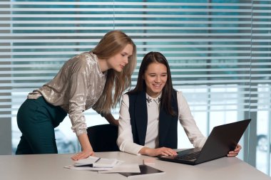 İnsanlar ofiste iş