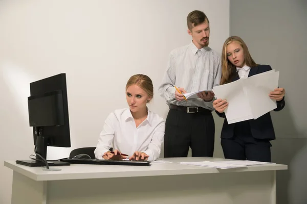 3 personas trabajan en la oficina — Foto de Stock