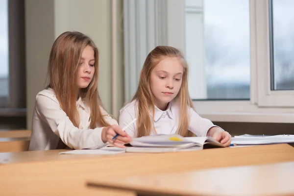 Student dziewczyny siedzą przy biurku — Zdjęcie stockowe