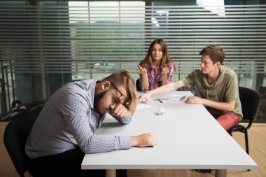 İnsanlar ofiste iş